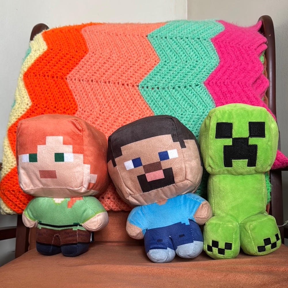 ⛏️💚🤷🏼‍♂️🤷🏽‍♂️Green and Blue Stuffed Animal Set with Pixelated Design